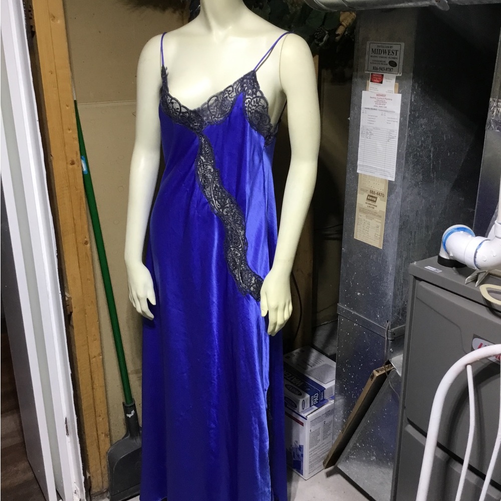 Victorian Lace Blue Purple - Picture 3 of 16